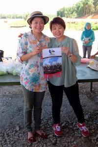 Presentation of souvenir to the host by STTAA President, Ms Serena Liew.